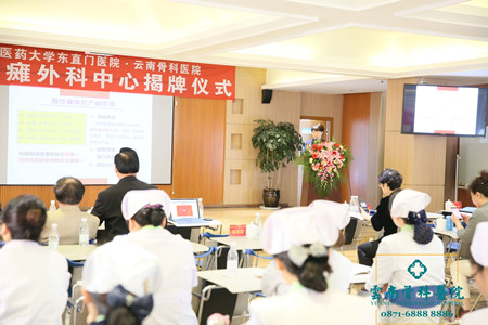 1523858618276264.jpg 穆晓红教授讲课.jpg