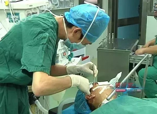 1529547343641474.jpg 医生抢救中.jpg