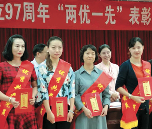 1530586138105845.jpg 接受颁奖.jpg