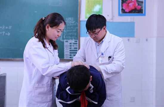 1530586277886196.jpg 脊柱侧凸筛查1.jpg