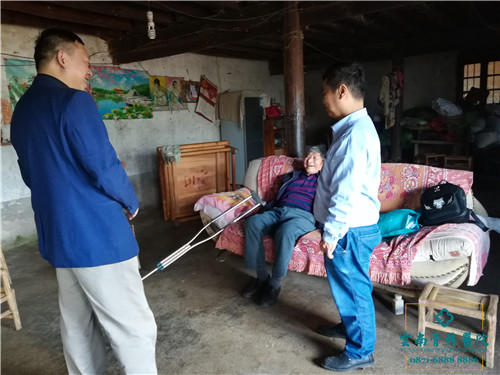 聊起了病情 聊起了病情